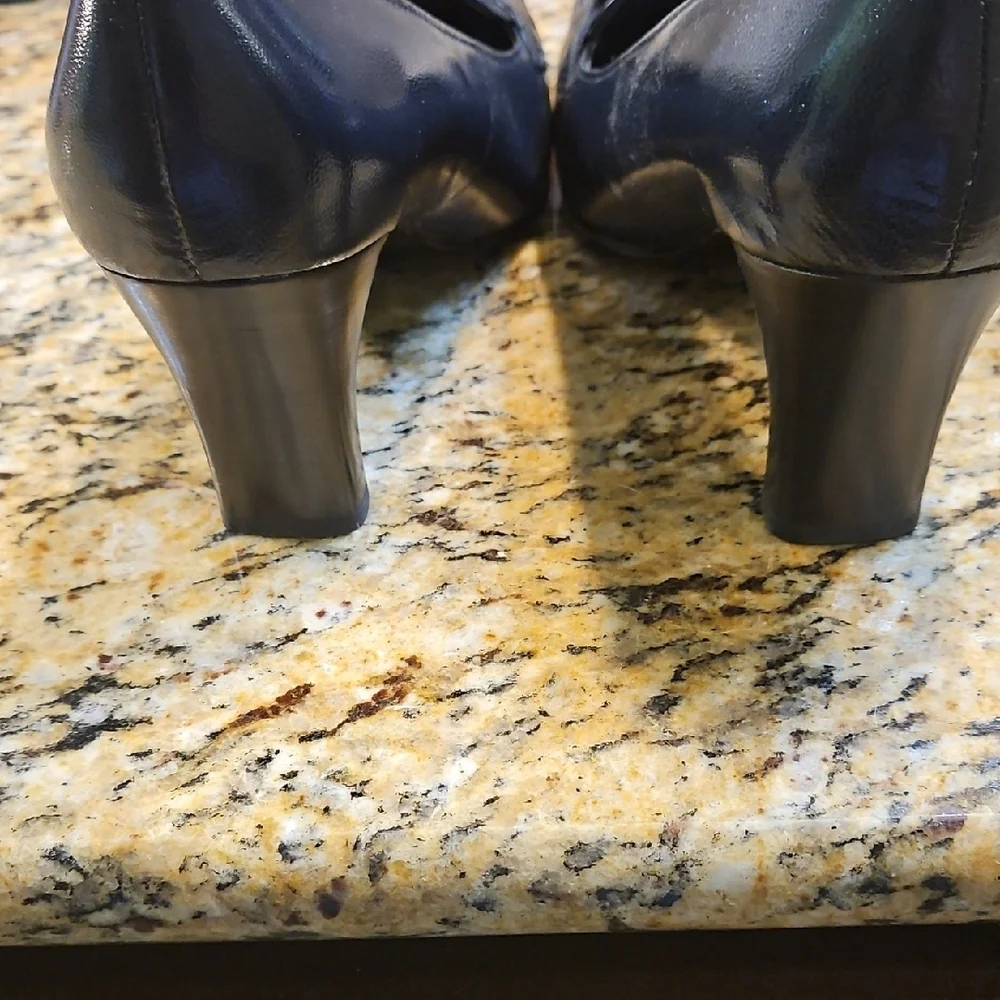 Liz Claiborne Blue Chain Accent Heels